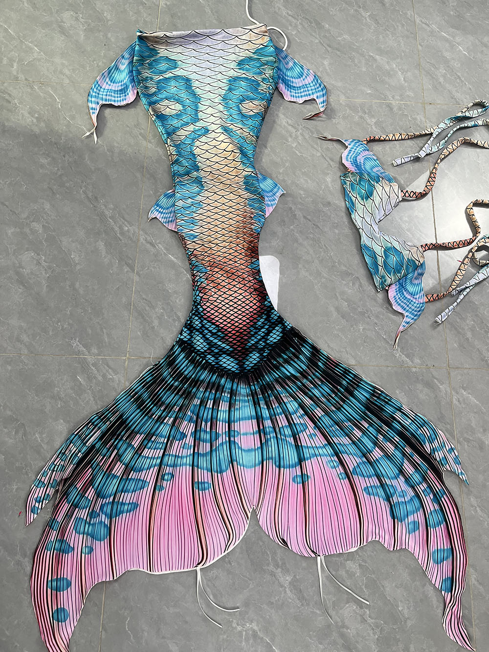 Colorful Dreamy Mermaid Tail A - Aquarium & Marine Museum Universiti Malaysia Sabah Kota Kinabalu Sabah Reviews reseña y precio